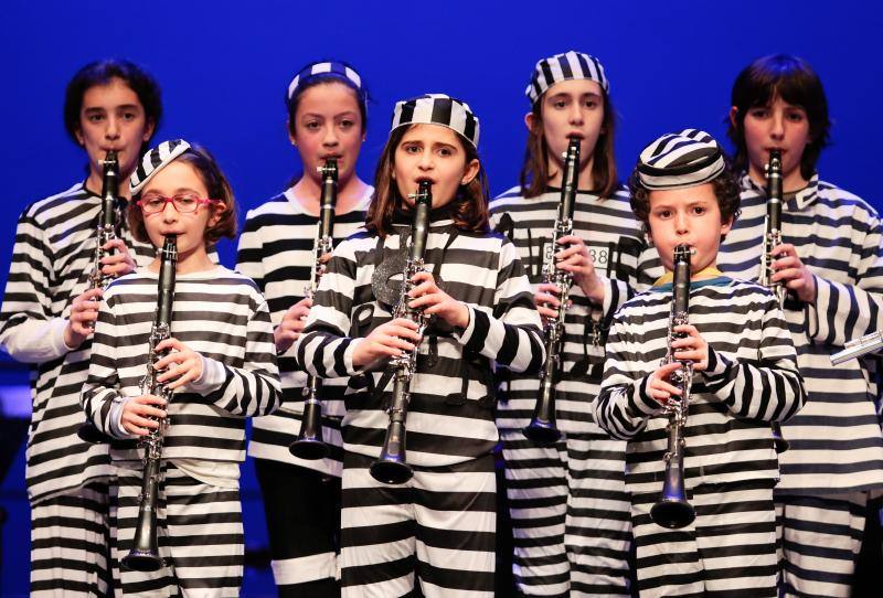 Decenas de alumnos mostraron sus habilidades en el X Concierto de Carnaval del Conservatorio presentado por Ana María Pérez en el teatro de la Laboral. Participaron grupos de Percusión, Danza, Guitarras, Piano y Danza Contemporánea, Clarinetistas Cuentacuentos, Orquesta de Flautas, Coro Más que Jazz, Little Band, Coro Trombones y Coro de Enseñanzas Profesionales.