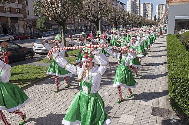 Colorido desfile en Pumarín