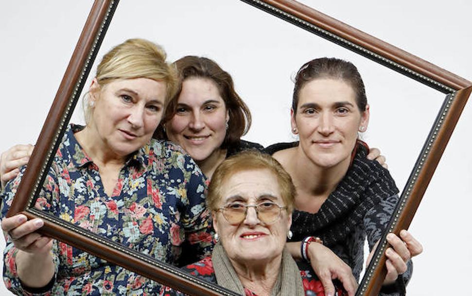 Armandina Fabián, de 80 años, rodeada de sus hijas Geli, Virginia y Sonia Llano. 