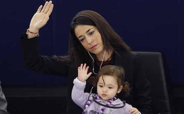 La europarlamentaria italiana, Licia Ronzulli, con su hija en brazos, durante una sesión de votación en el Parlamento Europeo.