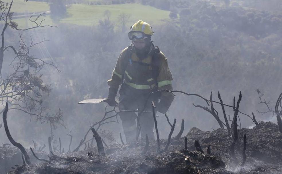 Un miembro de los equipos de extinción, que ayer lucharon durante horas para controlar el incendio en la rasa de Naves.