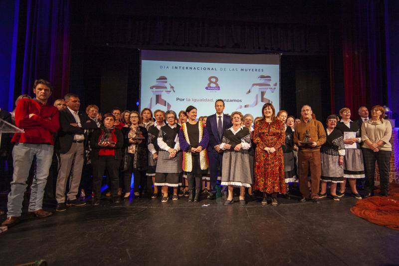 El acto, que se celebró en el Teatro Prendes bajo el lema 'Por la igualdad, avanzamos' tuvo como principal reivindicación combatir la brecha salarial.
