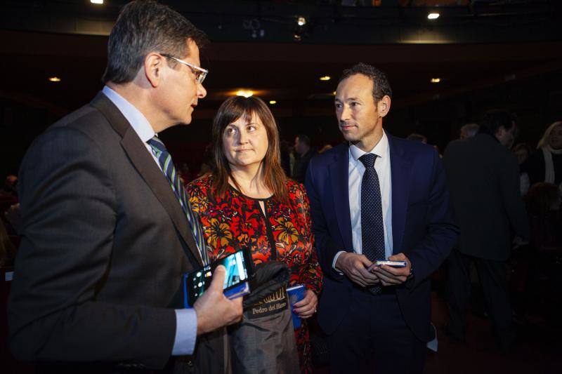 El acto, que se celebró en el Teatro Prendes bajo el lema 'Por la igualdad, avanzamos' tuvo como principal reivindicación combatir la brecha salarial.
