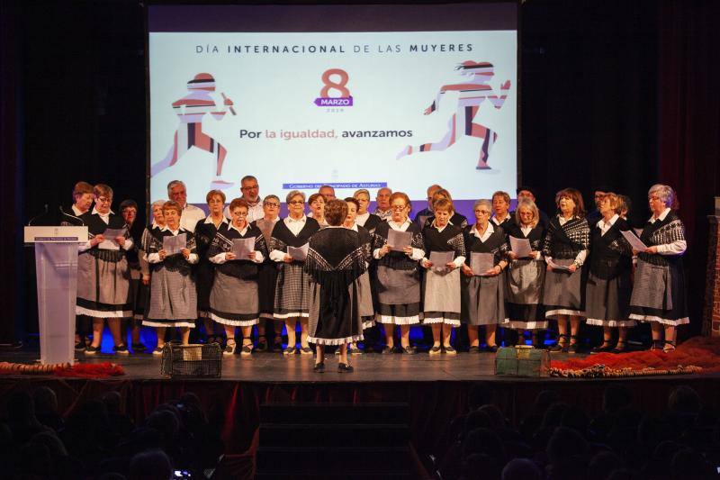 El acto, que se celebró en el Teatro Prendes bajo el lema 'Por la igualdad, avanzamos' tuvo como principal reivindicación combatir la brecha salarial.
