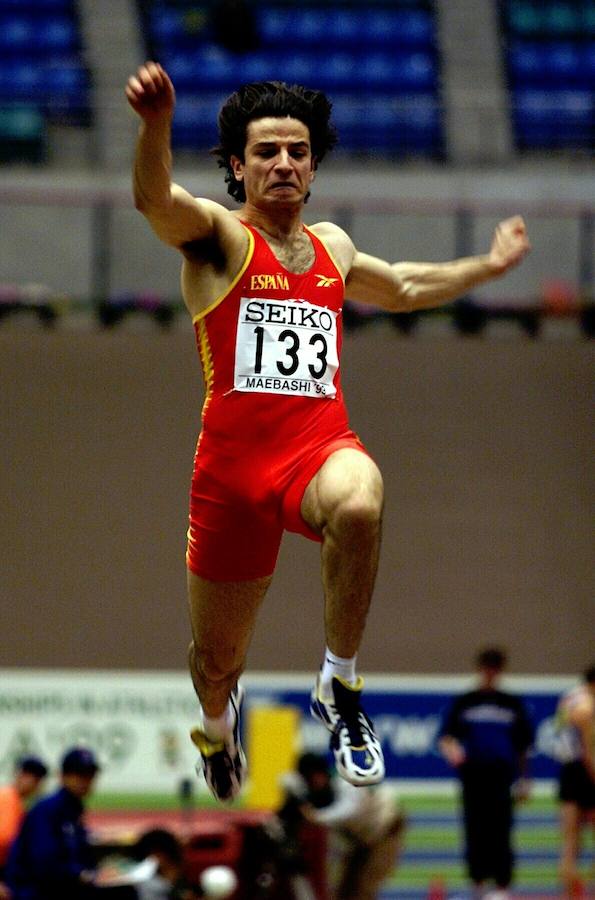 El avilesino Yago Lamela hizo historia al saltar 8,56 en los mundiales de atletismo de Japón en 1999, hace ahora 20 años. Cinco años después de su muerte, su legado deportivo sigue vivo.