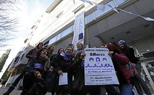 Concentración de la Plataforma Feminista de Asturias ante la sede de Fade, en Oviedo.