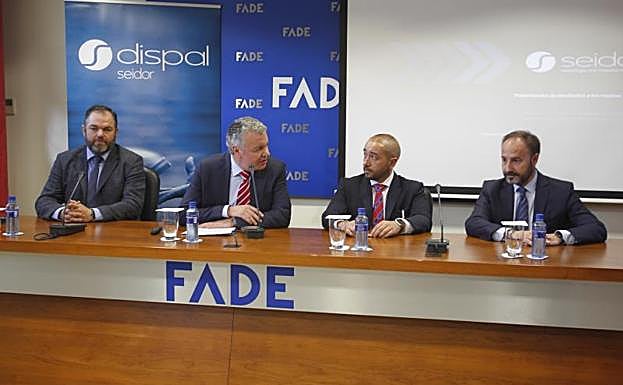 Belarmino Feito (segundo por la izquierda), durante el acto de incorporación de la empresa tecnológica Dispal Seidor a Fade.