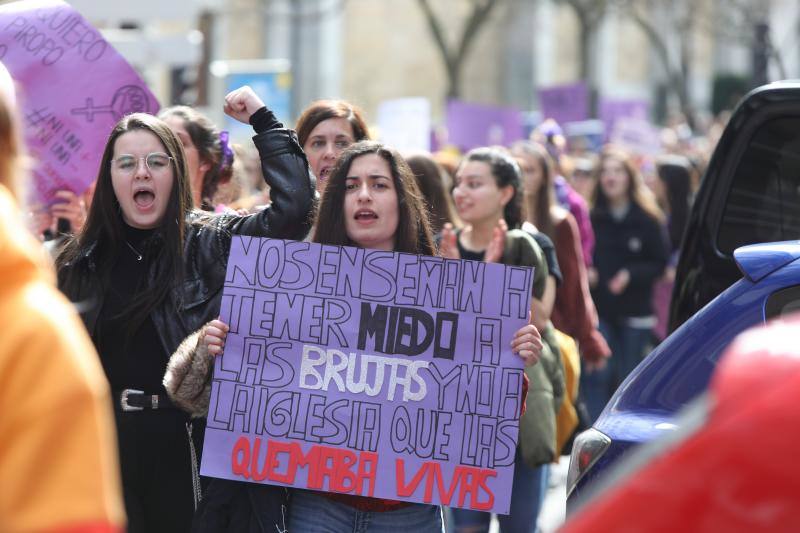 En la concentración avilseina se han lanzado proclamas contra el patriarcado, la discriminación salarial, la discriminación sexual, contra la violencia machista, la justicia patriarcal y defendiendo la visibilización de las mujeres