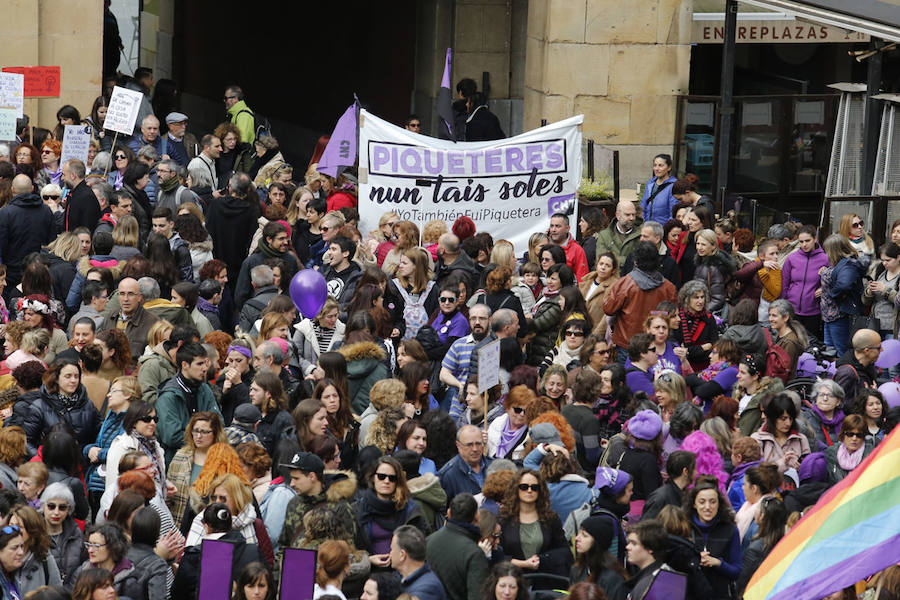 Cientos de personas abarrotaron este mediodía la plaza Mayor de Gijón, después de días, semanas y meses «de mucho trabajo para volver a ver hoy las plazas de los ayuntamientos asturianos llenas». Para ser testigos de la vuelta del «huracán 8M», dispuesto a «cambiar mentes y la sociedad».