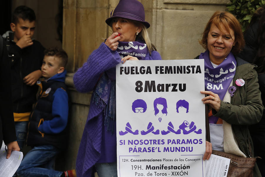 Cientos de personas abarrotaron este mediodía la plaza Mayor de Gijón, después de días, semanas y meses «de mucho trabajo para volver a ver hoy las plazas de los ayuntamientos asturianos llenas». Para ser testigos de la vuelta del «huracán 8M», dispuesto a «cambiar mentes y la sociedad».