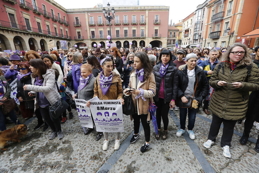 Cientos de personas abarrotaron este mediodía la plaza Mayor de Gijón, después de días, semanas y meses «de mucho trabajo para volver a ver hoy las plazas de los ayuntamientos asturianos llenas». Para ser testigos de la vuelta del «huracán 8M», dispuesto a «cambiar mentes y la sociedad».