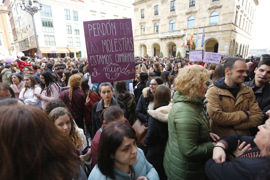 Cientos de personas abarrotaron este mediodía la plaza Mayor de Gijón, después de días, semanas y meses «de mucho trabajo para volver a ver hoy las plazas de los ayuntamientos asturianos llenas». Para ser testigos de la vuelta del «huracán 8M», dispuesto a «cambiar mentes y la sociedad».