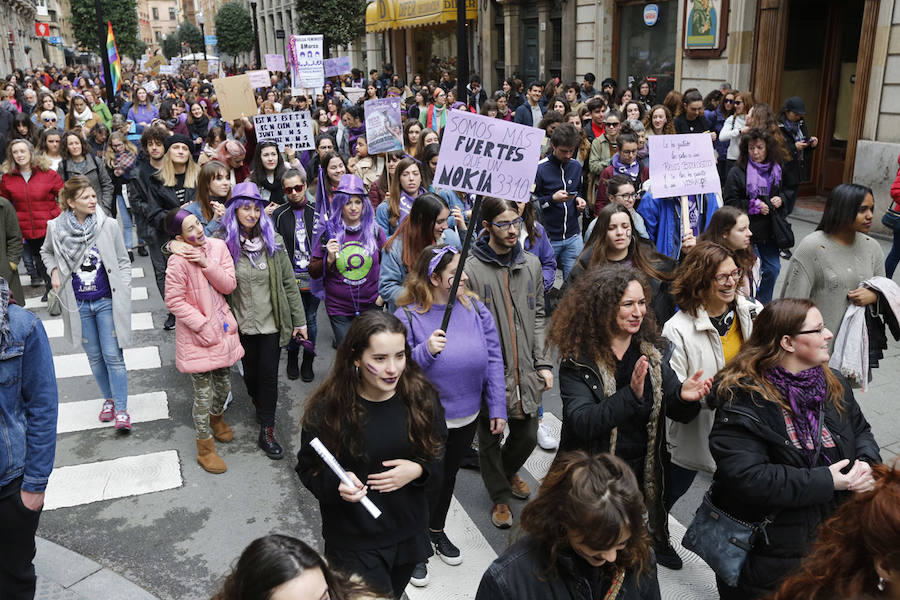 Cientos de personas abarrotaron este mediodía la plaza Mayor de Gijón, después de días, semanas y meses «de mucho trabajo para volver a ver hoy las plazas de los ayuntamientos asturianos llenas». Para ser testigos de la vuelta del «huracán 8M», dispuesto a «cambiar mentes y la sociedad».