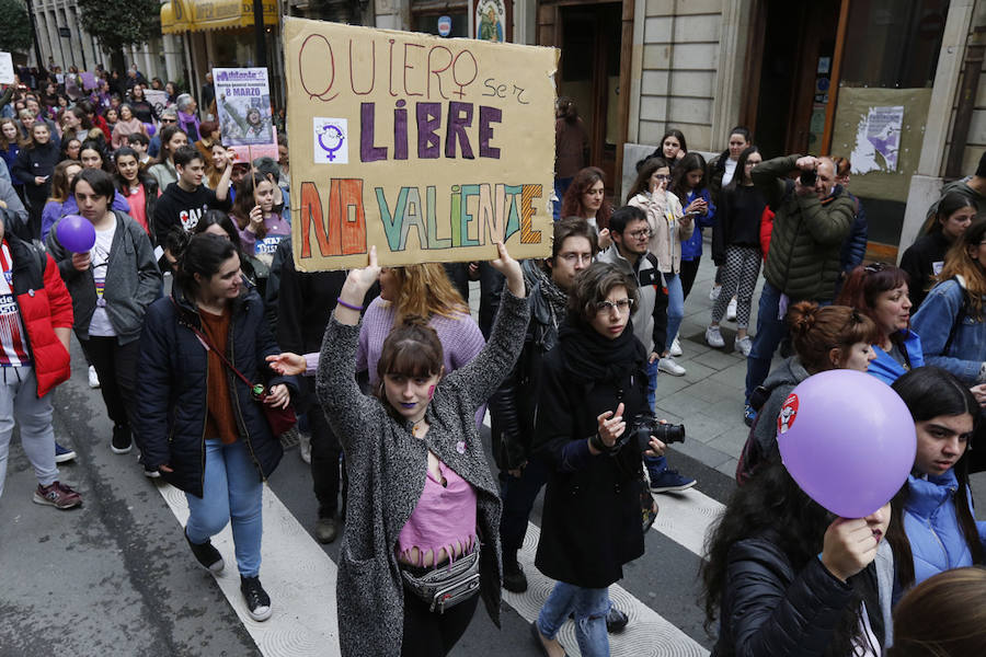 Cientos de personas abarrotaron este mediodía la plaza Mayor de Gijón, después de días, semanas y meses «de mucho trabajo para volver a ver hoy las plazas de los ayuntamientos asturianos llenas». Para ser testigos de la vuelta del «huracán 8M», dispuesto a «cambiar mentes y la sociedad».