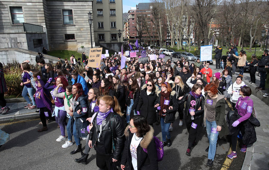 La plaza del Ayuntamiento de la capital asturiana se tiñó de morado para reivindicar la «lucha por la igualdad real» en la huelga feminista convocada para este 8M.