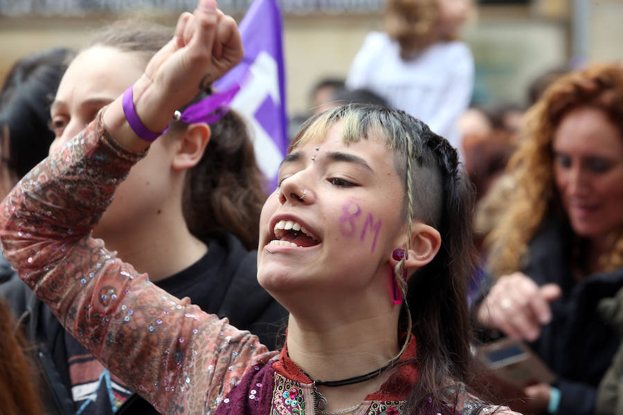 La plaza del Ayuntamiento de la capital asturiana se tiñó de morado para reivindicar la «lucha por la igualdad real» en la huelga feminista convocada para este 8M.