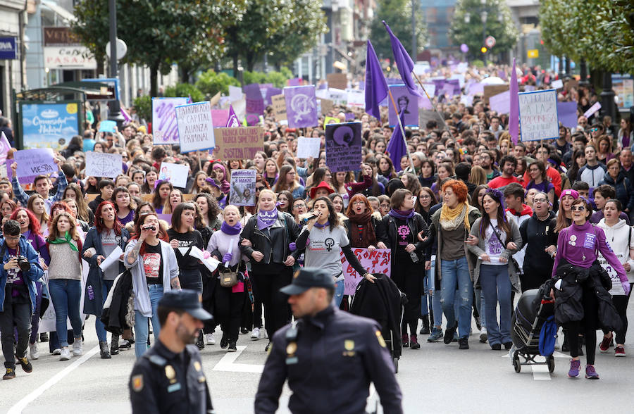 La plaza del Ayuntamiento de la capital asturiana se tiñó de morado para reivindicar la «lucha por la igualdad real» en la huelga feminista convocada para este 8M.