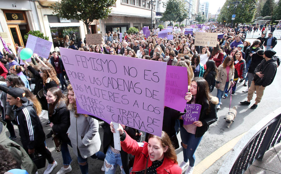 La plaza del Ayuntamiento de la capital asturiana se tiñó de morado para reivindicar la «lucha por la igualdad real» en la huelga feminista convocada para este 8M.