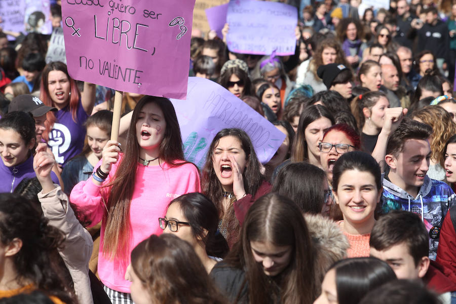 La plaza del Ayuntamiento de la capital asturiana se tiñó de morado para reivindicar la «lucha por la igualdad real» en la huelga feminista convocada para este 8M.