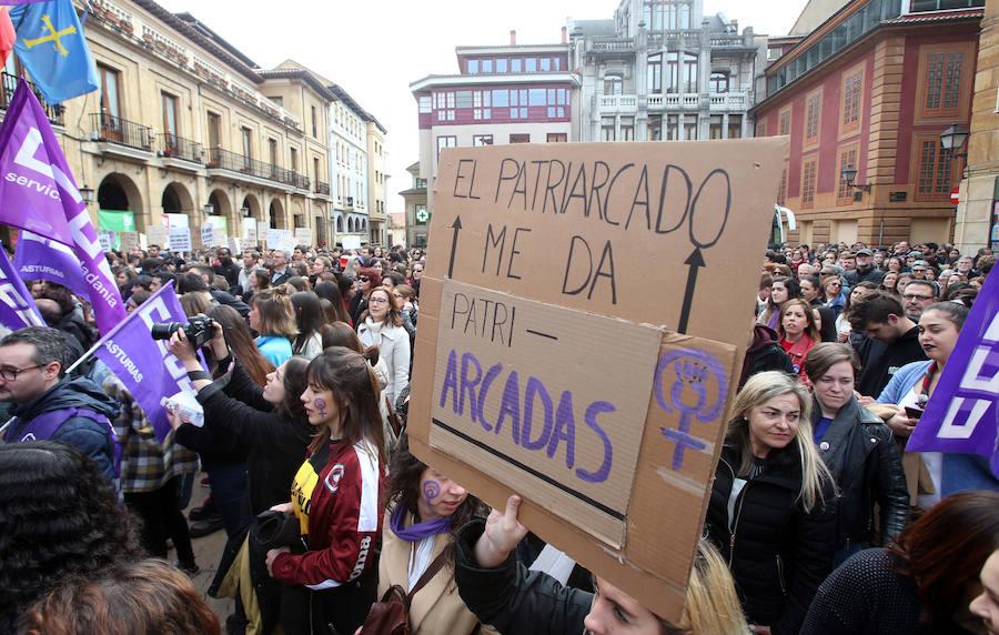 La plaza del Ayuntamiento de la capital asturiana se tiñó de morado para reivindicar la «lucha por la igualdad real» en la huelga feminista convocada para este 8M.