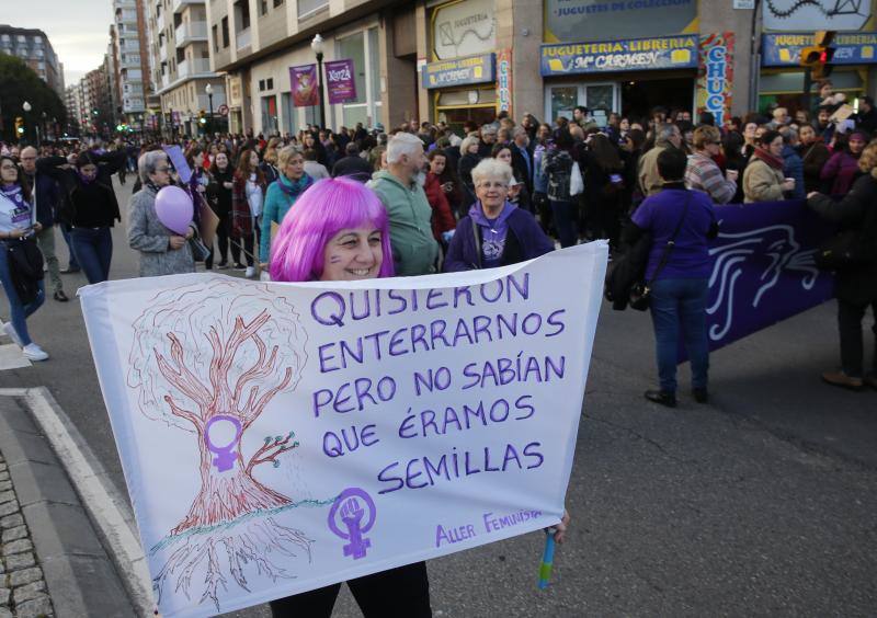 Cien mil personas reivindicaron el feminismo en Gijón en otra jornada histórica. Los carteles que portaban las manifestantes eran un claro símbolo de las protestas que inundaron la calle este viernes.