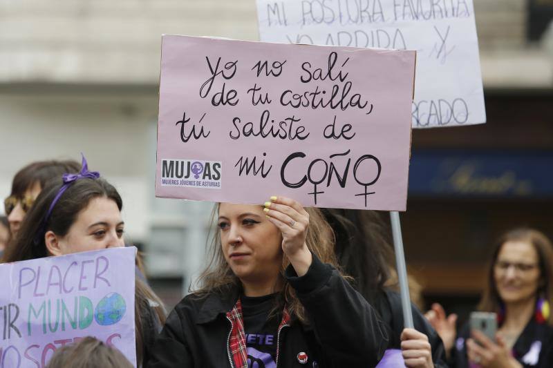 Cien mil personas reivindicaron el feminismo en Gijón en otra jornada histórica. Los carteles que portaban las manifestantes eran un claro símbolo de las protestas que inundaron la calle este viernes.