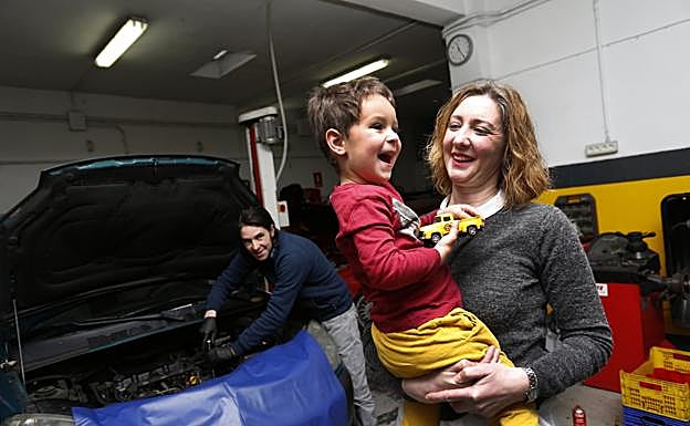 Ana Méndez, su marido Pelayo Cano y su hijo Pelayo, en el taller. 
