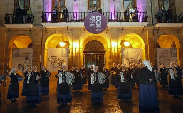 Oviedo pide «ponerse las gafas violetas» para lograr «una sociedad igualitaria»