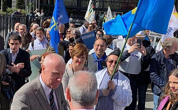 Médicos asturianos reclaman a la ministra Carcedo que ataje la precariedad laboral