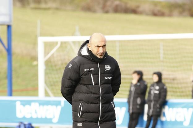 Abelardo, pensativo, durante un entrenamiento con el Alavés en Ibaia. 