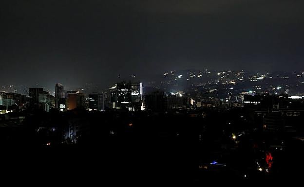 Caracas, prácticamente a oscuras durante la madrugada del viernes.