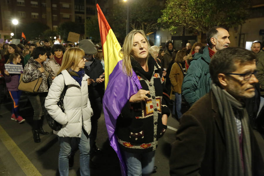 Miles de personas recorren las calles de la ciudad en la gran manifestación convocada en Asturias por el Día de la Mujer