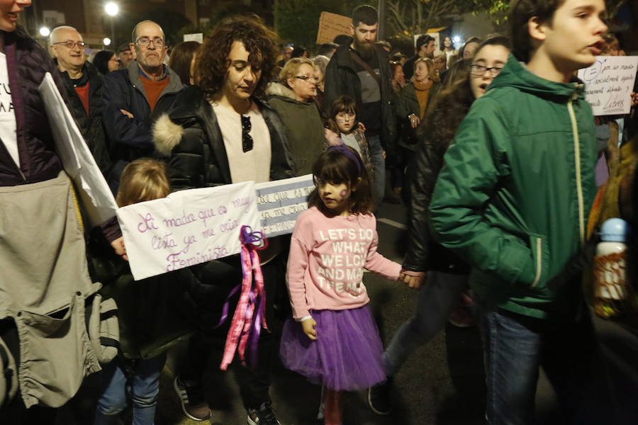 Miles de personas recorren las calles de la ciudad en la gran manifestación convocada en Asturias por el Día de la Mujer