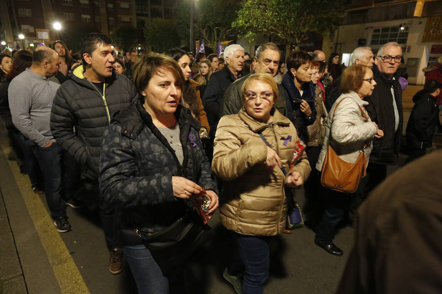 Miles de personas recorren las calles de la ciudad en la gran manifestación convocada en Asturias por el Día de la Mujer