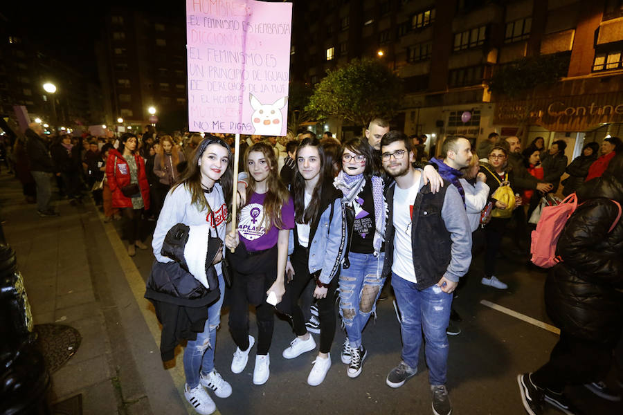 Miles de personas recorren las calles de la ciudad en la gran manifestación convocada en Asturias por el Día de la Mujer