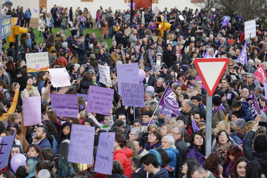 Miles de personas recorren las calles de la ciudad en la gran manifestación convocada en Asturias por el Día de la Mujer