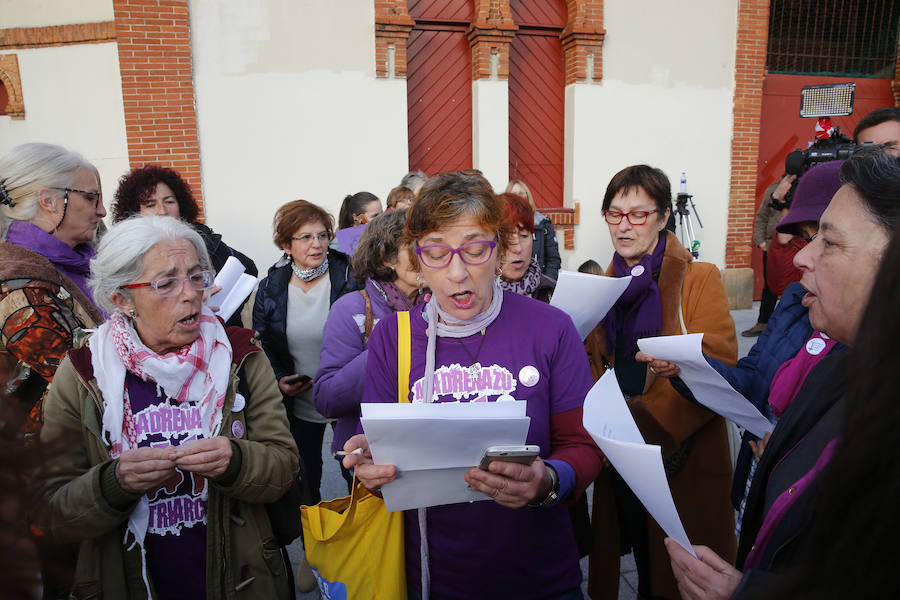 Miles de personas recorren las calles de la ciudad en la gran manifestación convocada en Asturias por el Día de la Mujer