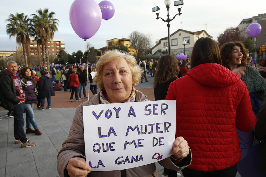 Miles de personas recorren las calles de la ciudad en la gran manifestación convocada en Asturias por el Día de la Mujer