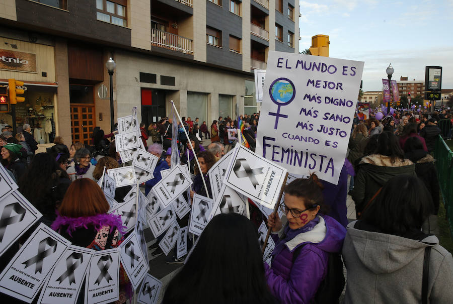 Miles de personas recorren las calles de la ciudad en la gran manifestación convocada en Asturias por el Día de la Mujer