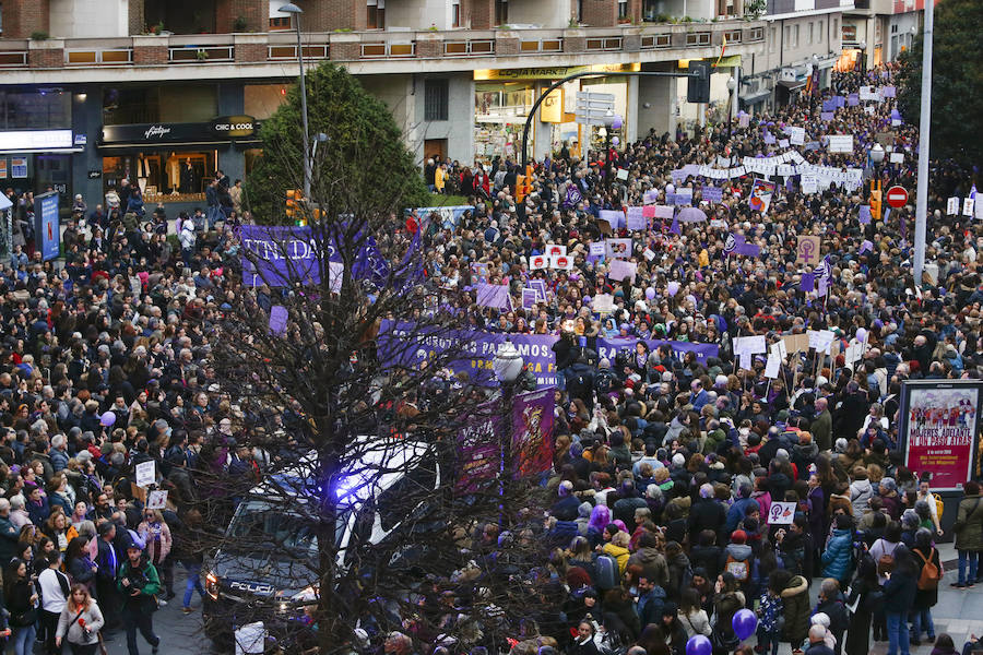 Miles de personas recorren las calles de la ciudad en la gran manifestación convocada en Asturias por el Día de la Mujer