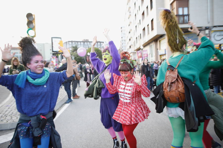 Cientos de personas recorren las cale de la ciudad en la gran manifestación convocada en Asturias por el Día de la Mujer