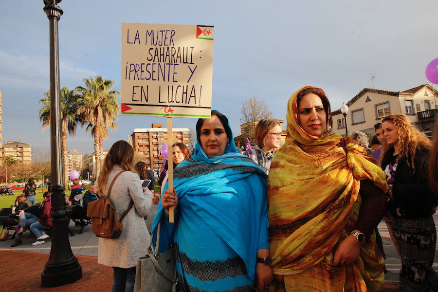 Cientos de personas recorren las cale de la ciudad en la gran manifestación convocada en Asturias por el Día de la Mujer