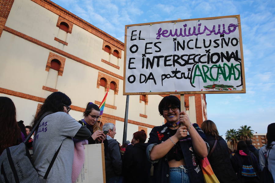 Cientos de personas recorren las cale de la ciudad en la gran manifestación convocada en Asturias por el Día de la Mujer