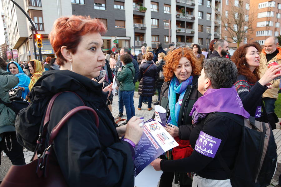 Cientos de personas recorren las cale de la ciudad en la gran manifestación convocada en Asturias por el Día de la Mujer