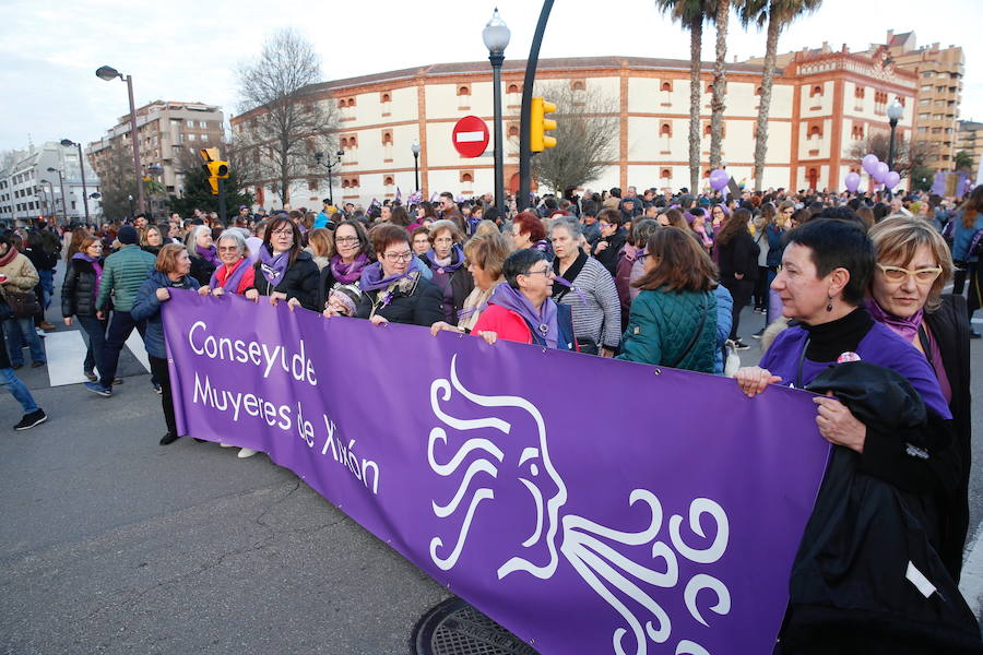 Cientos de personas recorren las cale de la ciudad en la gran manifestación convocada en Asturias por el Día de la Mujer