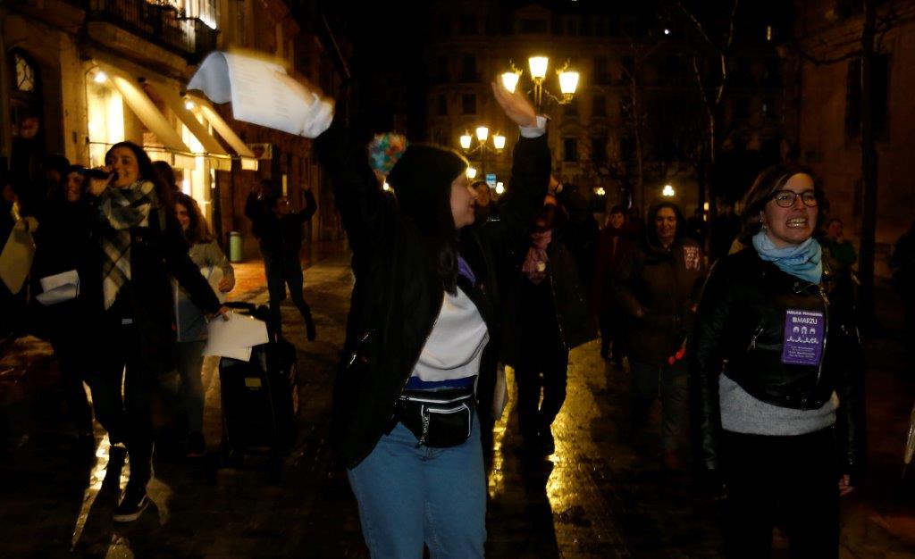 Un veintena de personas comenzó la jornada de huelga general feminista con una pega de carteles convocando a la manifestación de esta tarde en Gijón