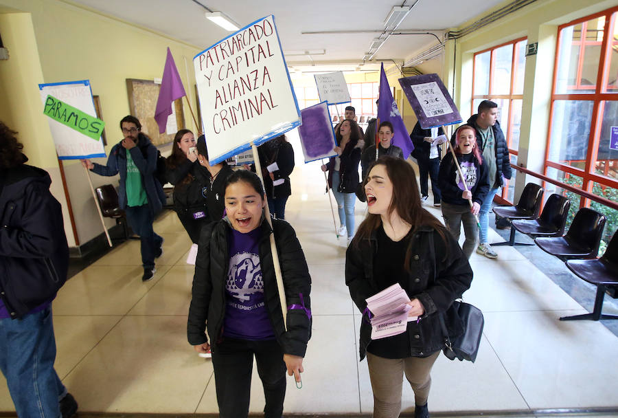 El piquete ha recorrido los pasillos de los centros del campus y han entrado en las aulas para informar de los objetivos de esta huelga del 8M