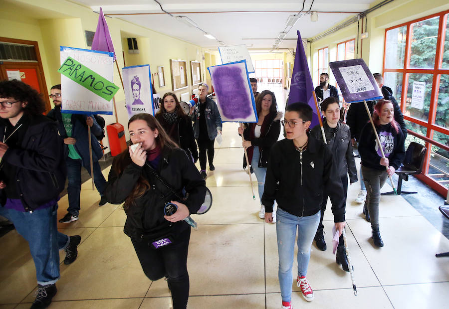 El piquete ha recorrido los pasillos de los centros del campus y han entrado en las aulas para informar de los objetivos de esta huelga del 8M