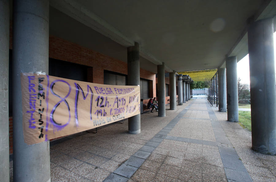 El piquete ha recorrido los pasillos de los centros del campus y han entrado en las aulas para informar de los objetivos de esta huelga del 8M