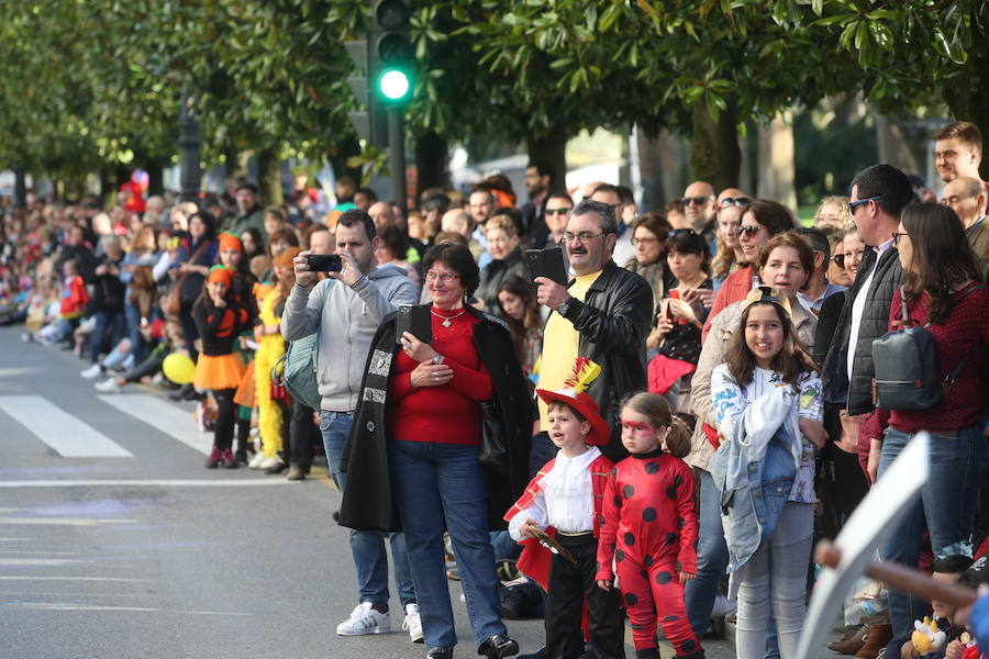 El tradicional desfile del carnaval ovetense homenajea al séptimo arte y llena las calles de la capital asturiana de originalidad y color.